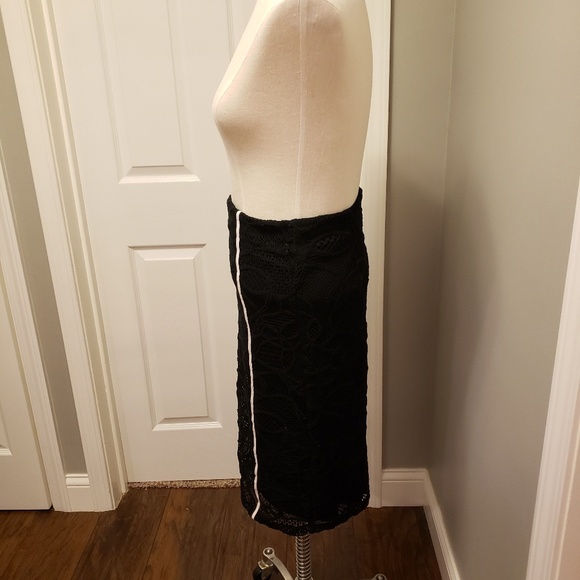 NY&Co black lace skirt w/ white stripes - Picture 2 of 6